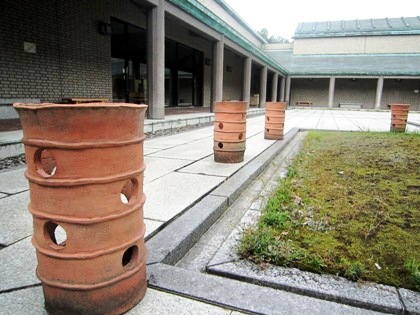 橿原考古学研究所附属博物館の中庭の円筒埴輪