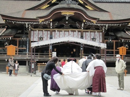 大神神社拝殿に一礼