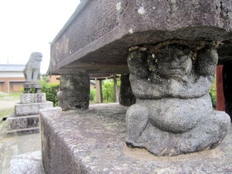 十二柱神社の力士像