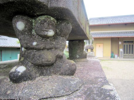 十二柱神社の力士像