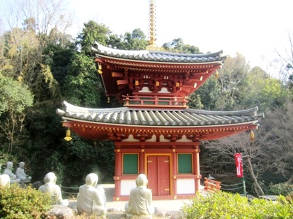 三輪山平等寺の二重塔　十六羅漢像