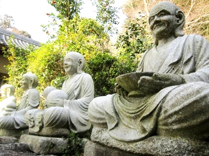 三輪山平等寺の十六羅漢像