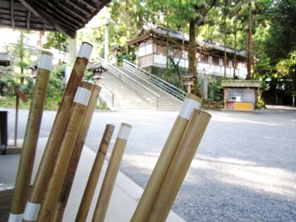 大神神社の手水処　杖