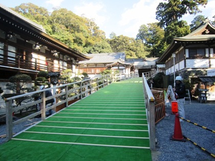 迎春準備中の大神神社