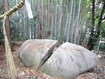 御厨子神社の月輪石