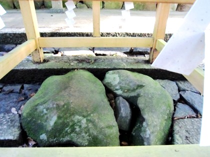 水谷神社の子授石