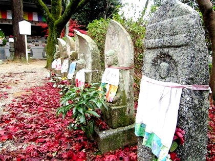 石仏と落ち葉