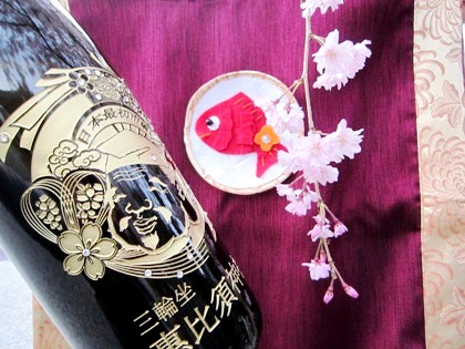 日本酒の彫刻ボトルと古代衣装
