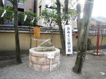 率川神社の蛙石