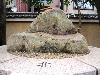 率川神社の蛙石