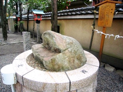 率川神社の蛙石