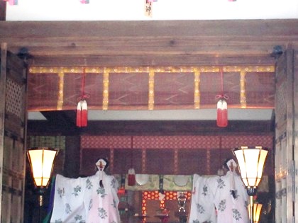  巫女の舞い　大神神社拝殿