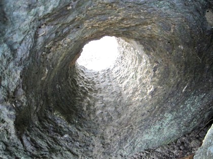青石橋の穴