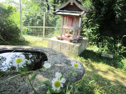赤乳神社と石造水舟