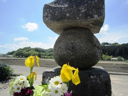 入鹿の首塚と黄菖蒲