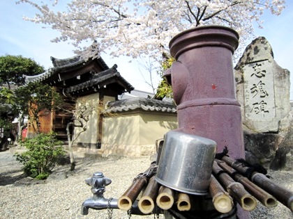 飛鳥寺のポストと桜