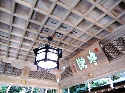 大神神社の手水舎　格天井