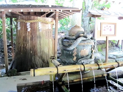 大神神社の手水舎　蛇