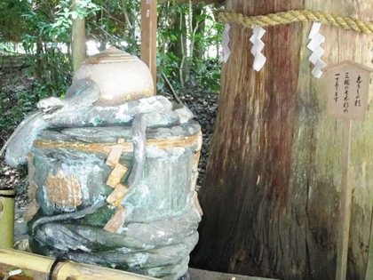 志るしの杉　大神神社の手水舎