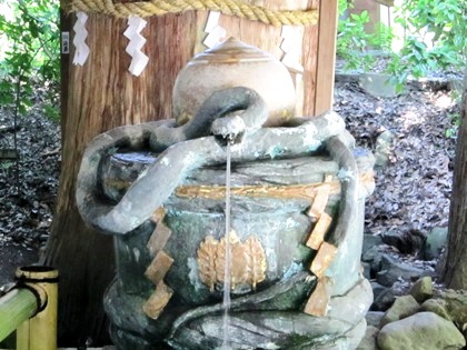 大神神社の手水舎　蛇