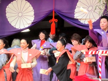 大神神社拝殿の岩下志麻