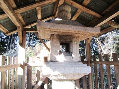 東大谷日女神社の石灯籠　重要文化財