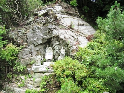 神霊石の大岩