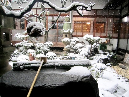 中庭のつくばい　雪の降り積もる中庭