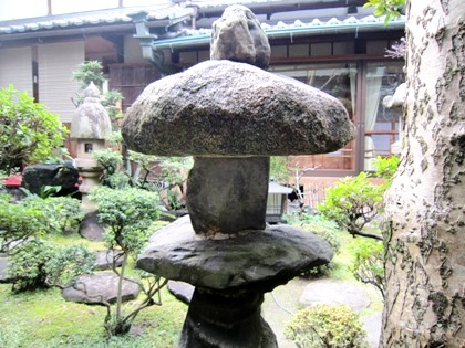 中庭の石灯籠