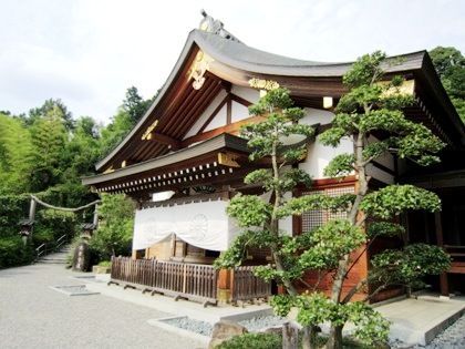 大神神社儀式殿　久すり道